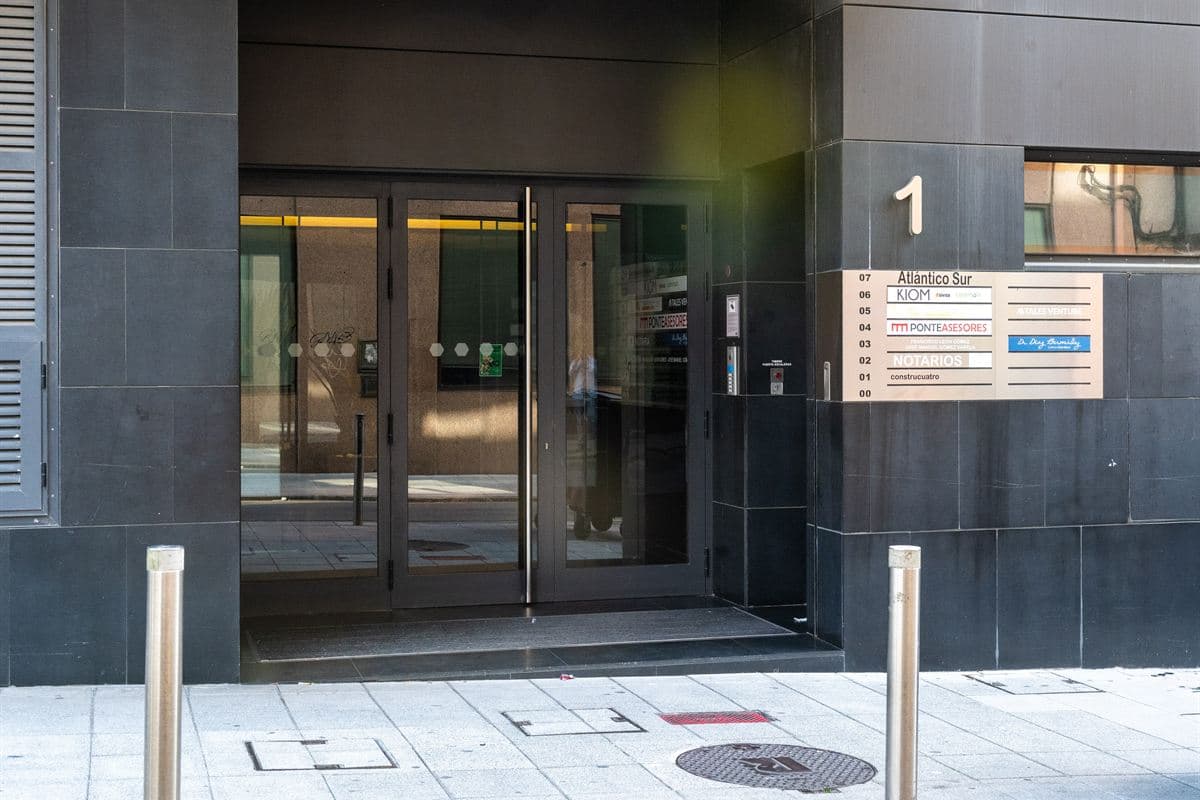 Entrada del edificio de la clínica urológica Dr. Díaz Bermúdez en Pontevedra