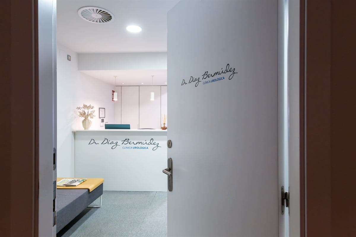 Entrada a la recepción de la clínica urológica Dr. Díaz Bermúdez en Pontevedra