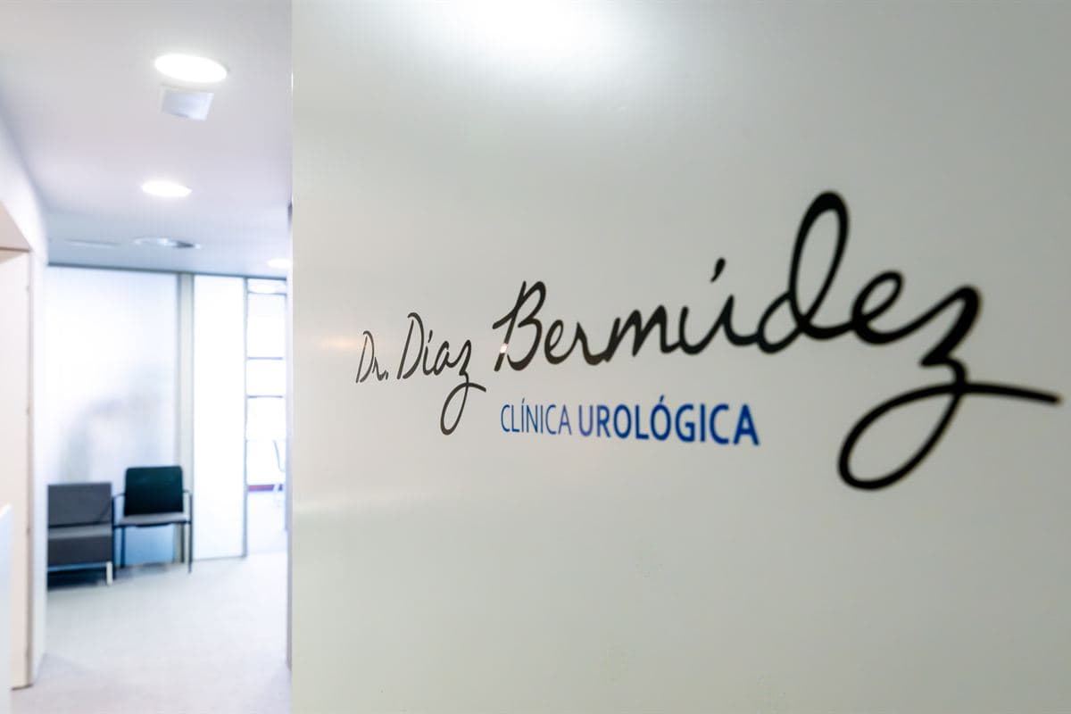 Rótulo de la clínica urológica Dr. Díaz Bermúdez en Pontevedra