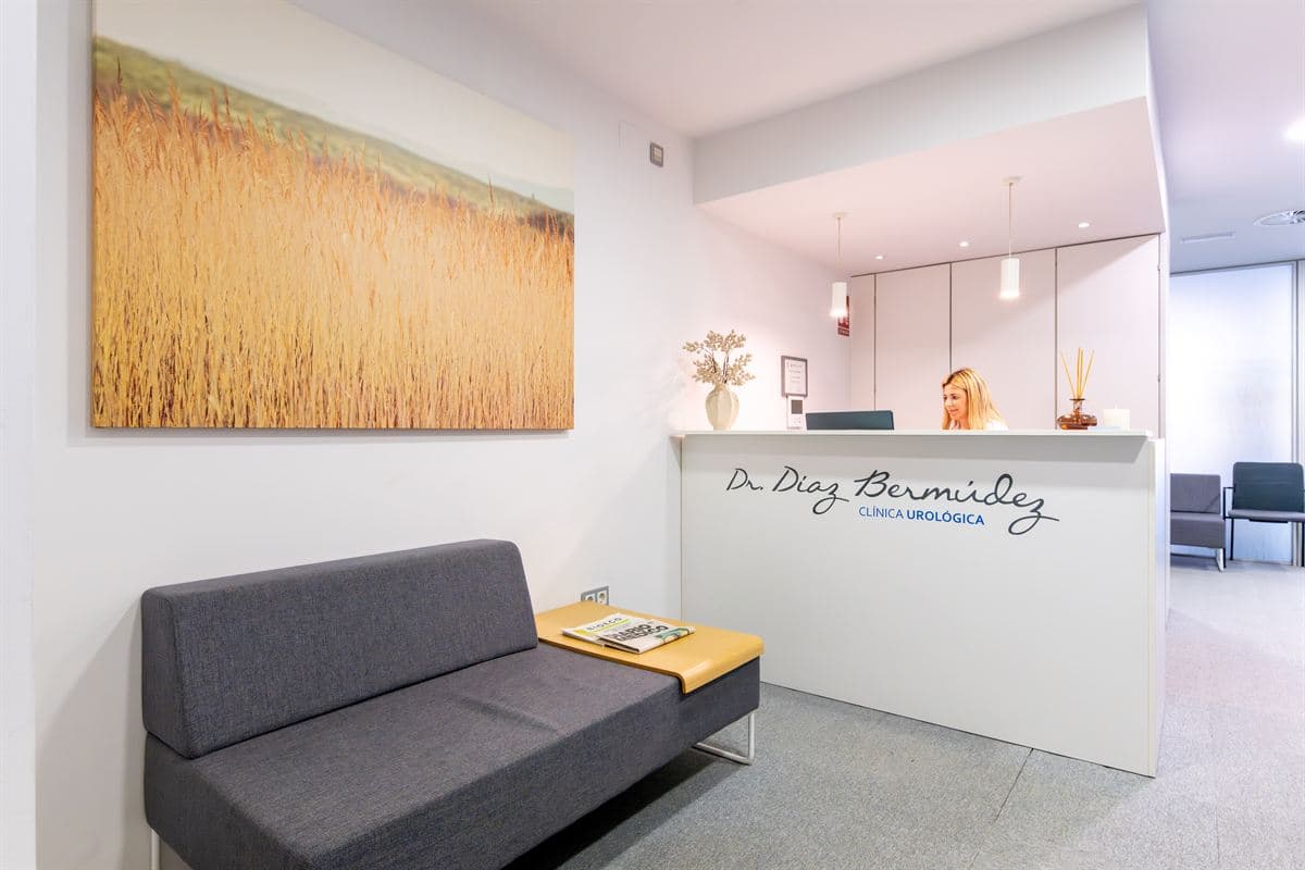 Sala de espera y recepción de la clínica urológica Dr. Díaz Bermúdez en Pontevedra