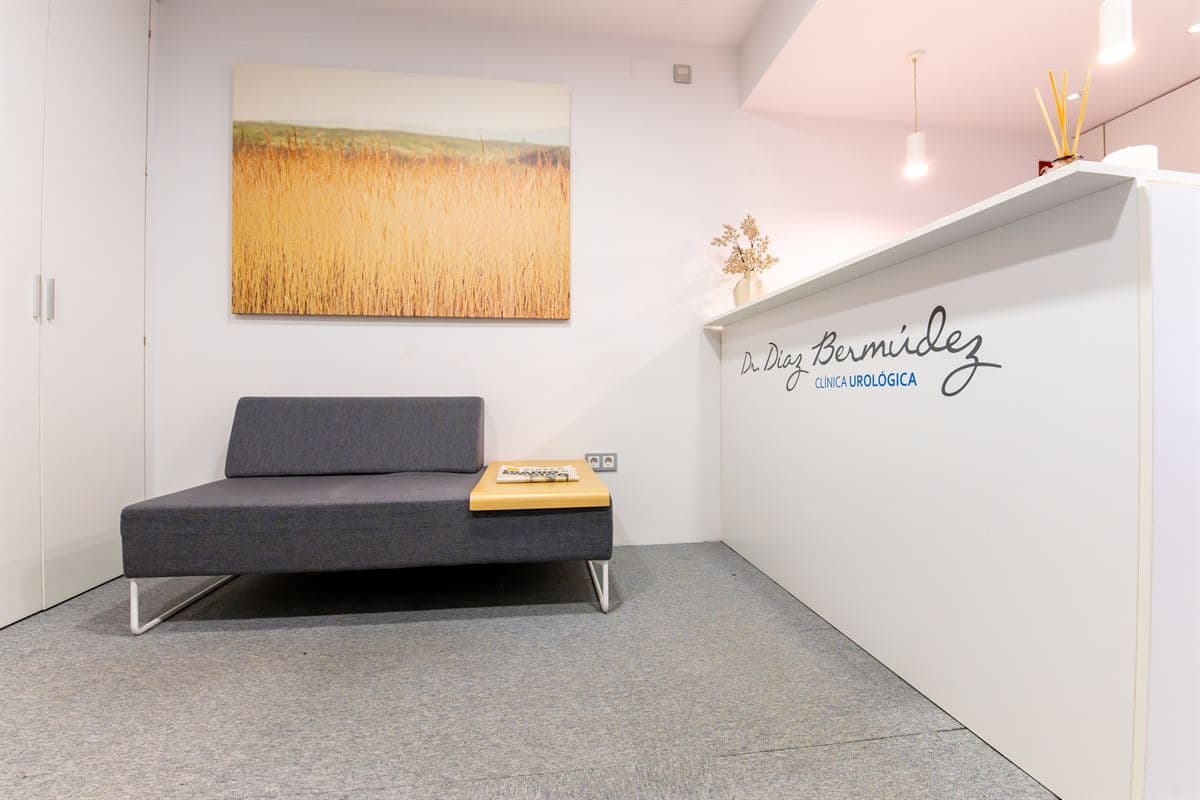 Sala de espera de la clínica urológica Dr. Díaz Bermúdez en Pontevedra